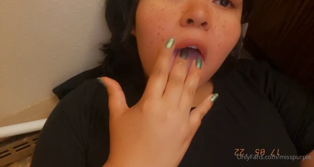 Ever since i been losing weight i been able to play with my pussy in part 1 