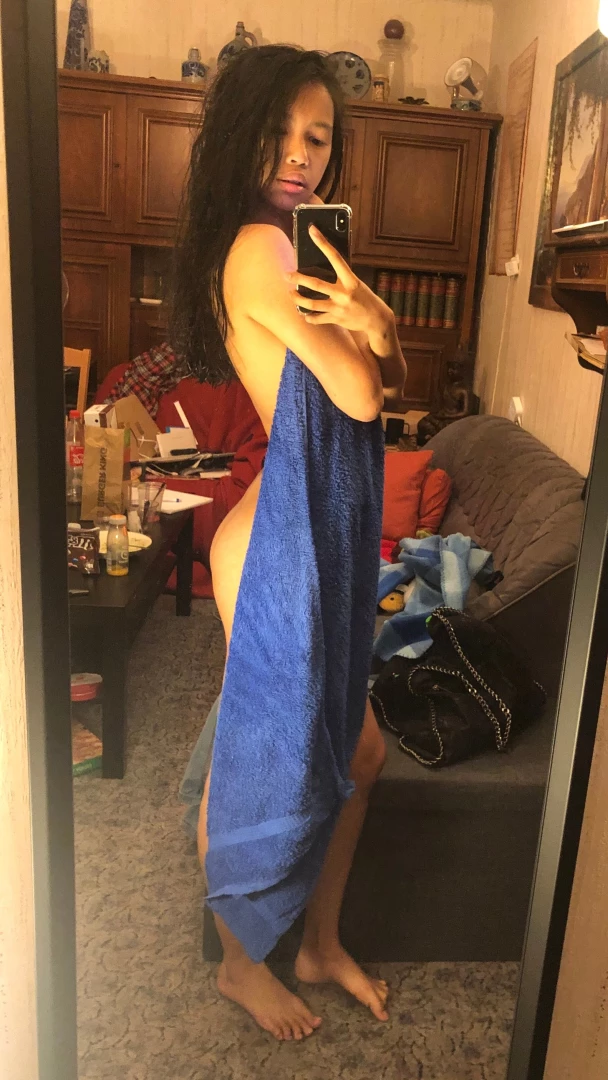 Bin noch klatschnass das handtuch klebt an meiner haut rutscht bei 