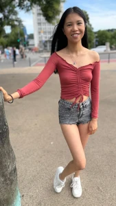 Ich wei du hast s l ngst gesehen wie sich meine titten unter dem engen