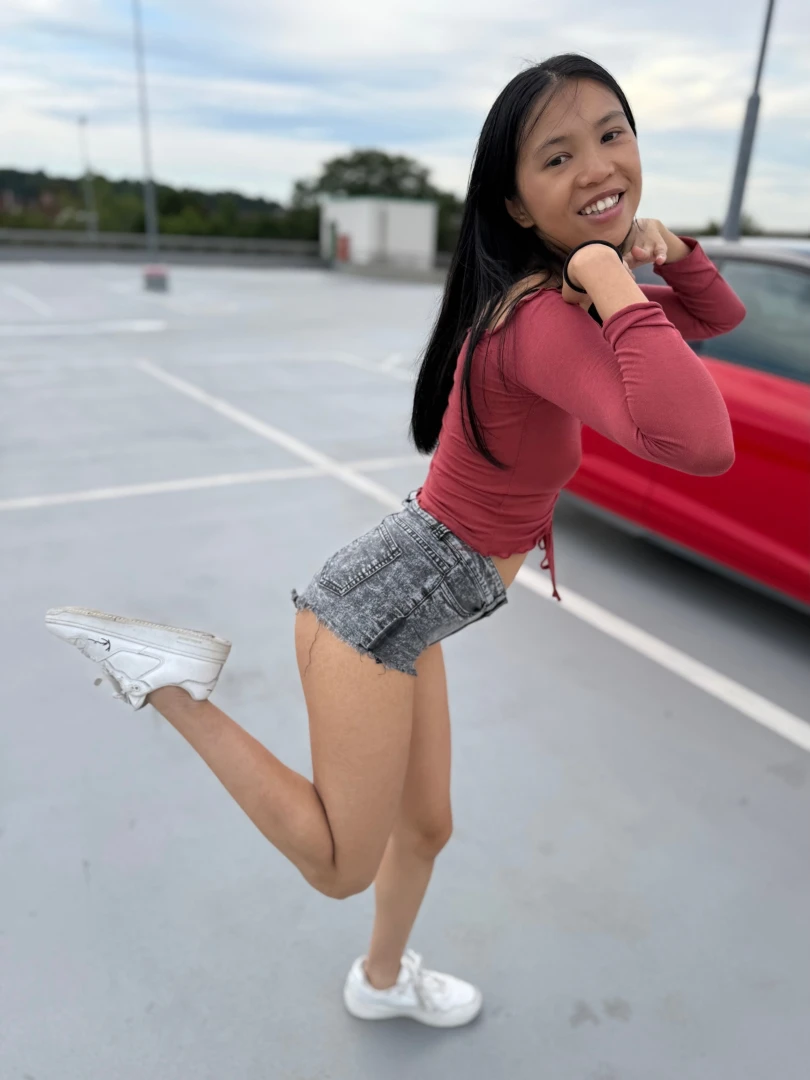 Ich wei du hast s l ngst gesehen wie sich meine titten unter dem engen part 8 