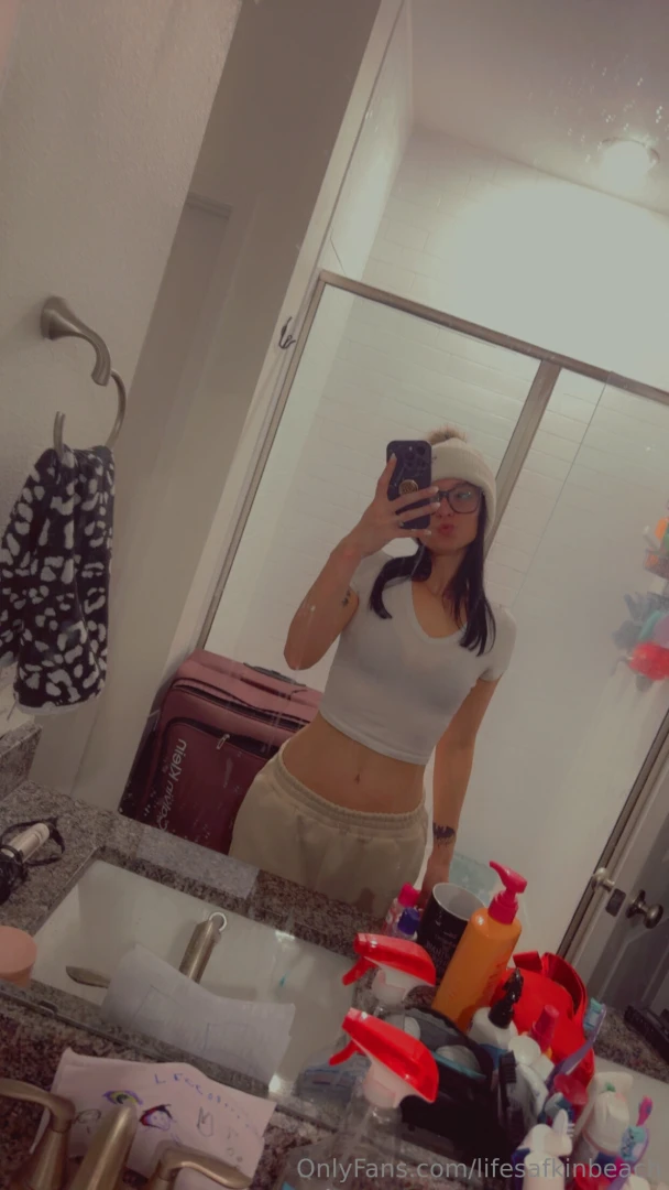 Black bra white shirt is a power move 