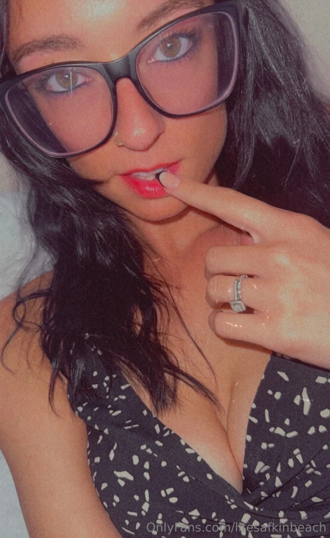 It s givingggg fuck me eyes 