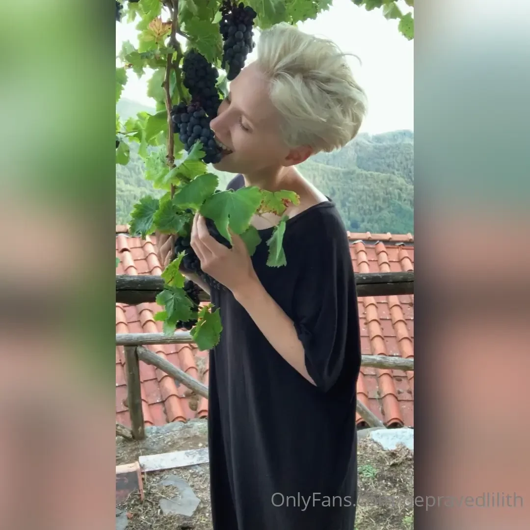 Eating grapes - like a goddess 