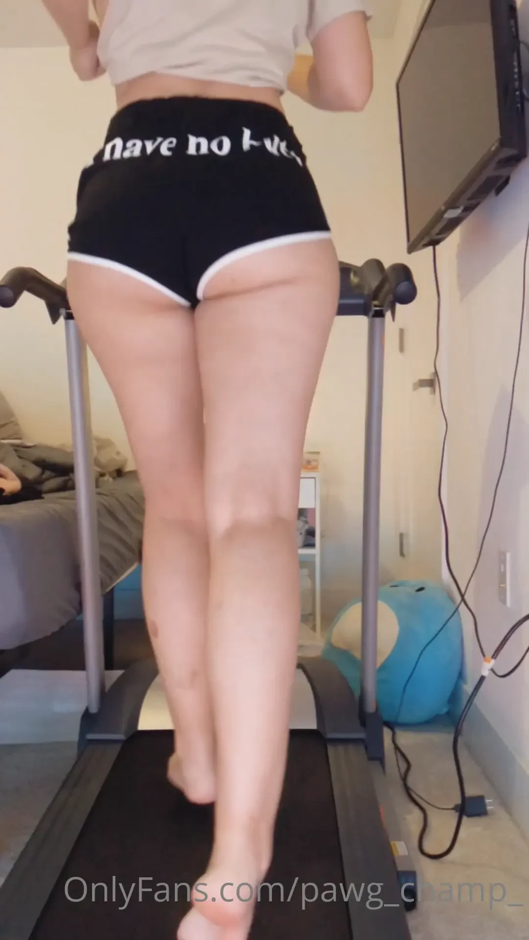 Just doing a little workout while answering messages peep the shorts 