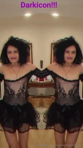 La modella italiana vi bacia e vi abbraccia darkicon