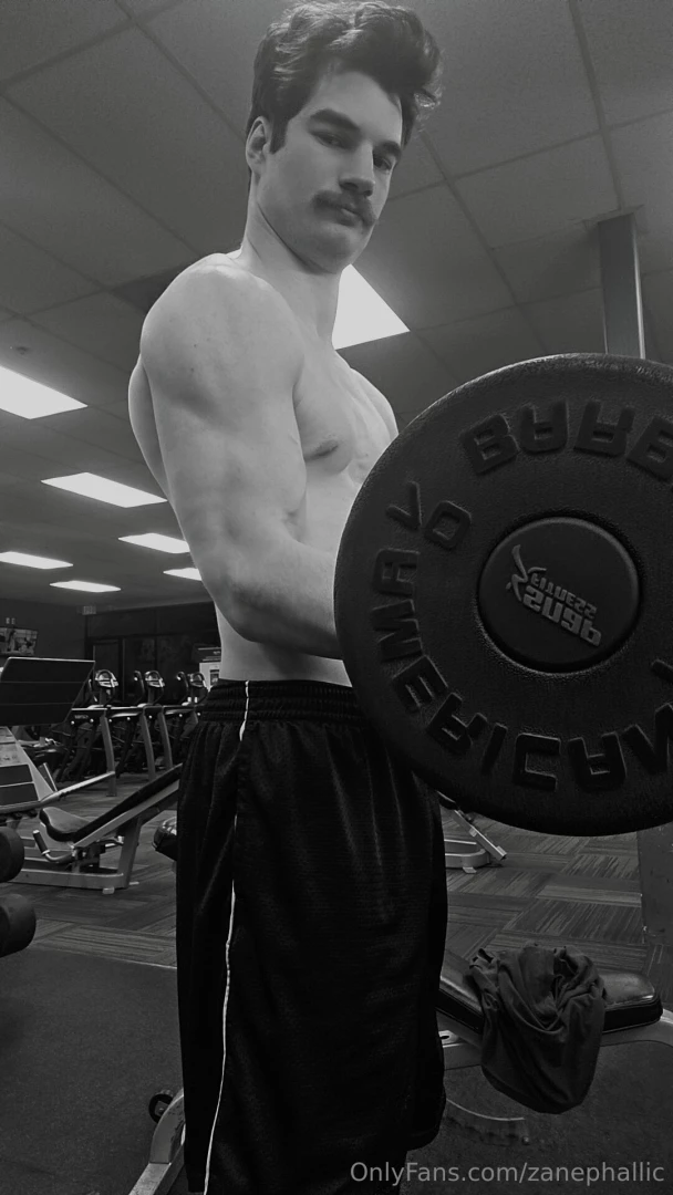 I feel like my muscles really pop in black and white 