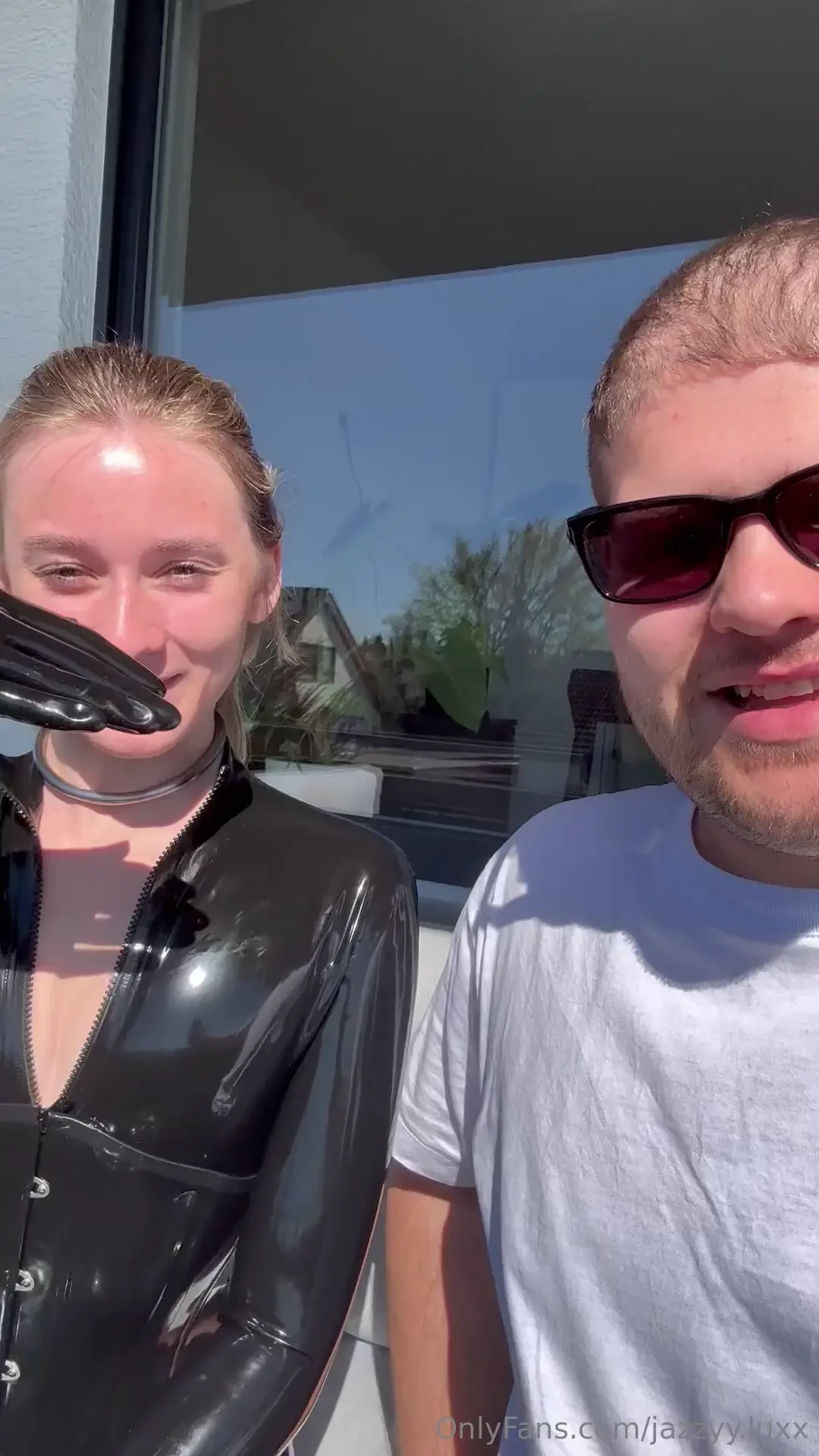 Sonne genie en in latex auf dem balkon enjoying the sun in latex on 