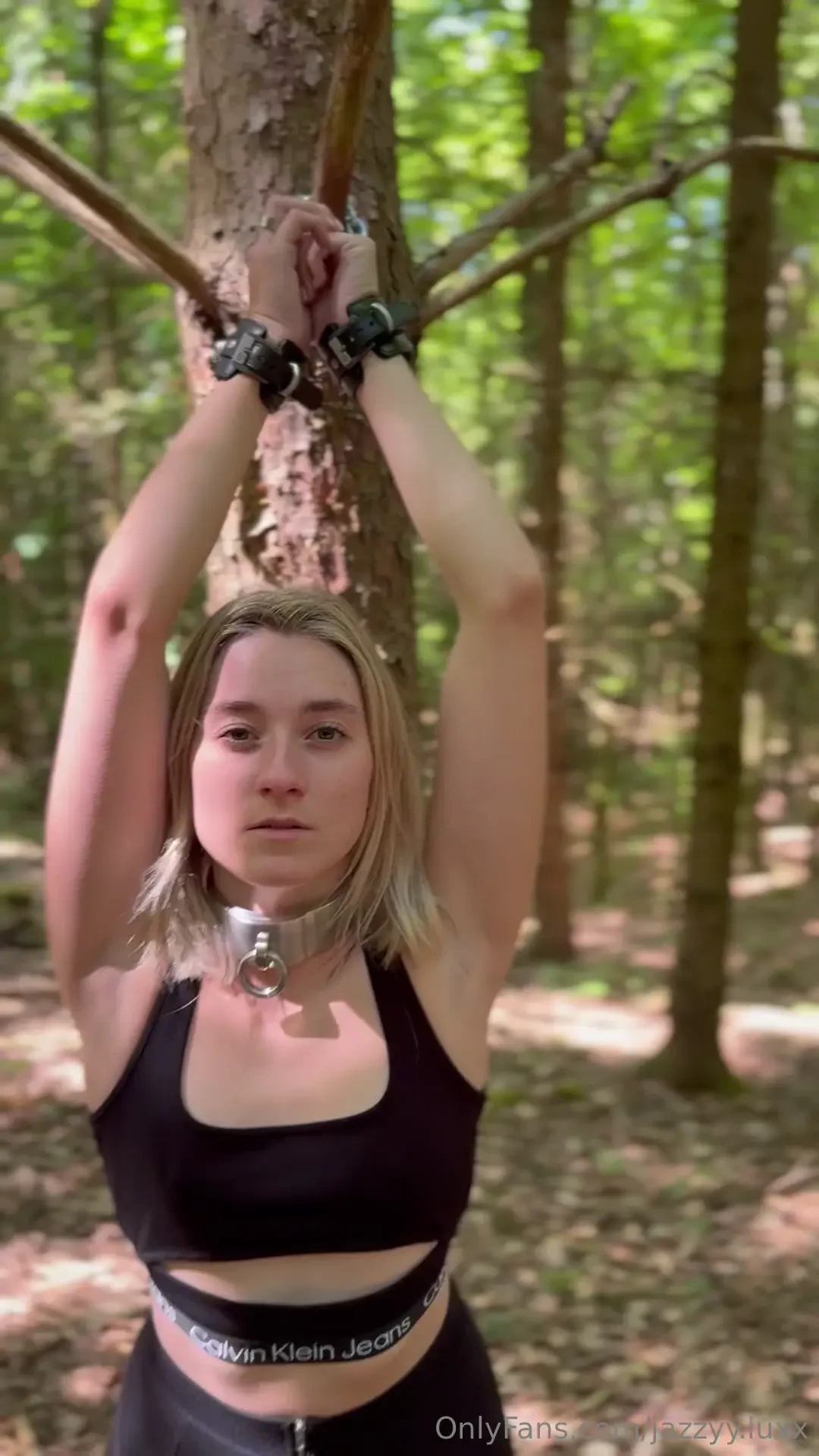 Im wald an einem baum gekettet chained to a tree in the forest 