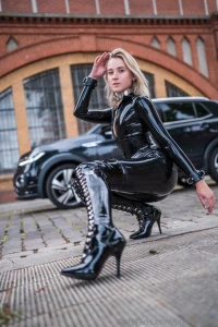Mit meinen pleaser highheels und im catsuit in berlin with my pleaser