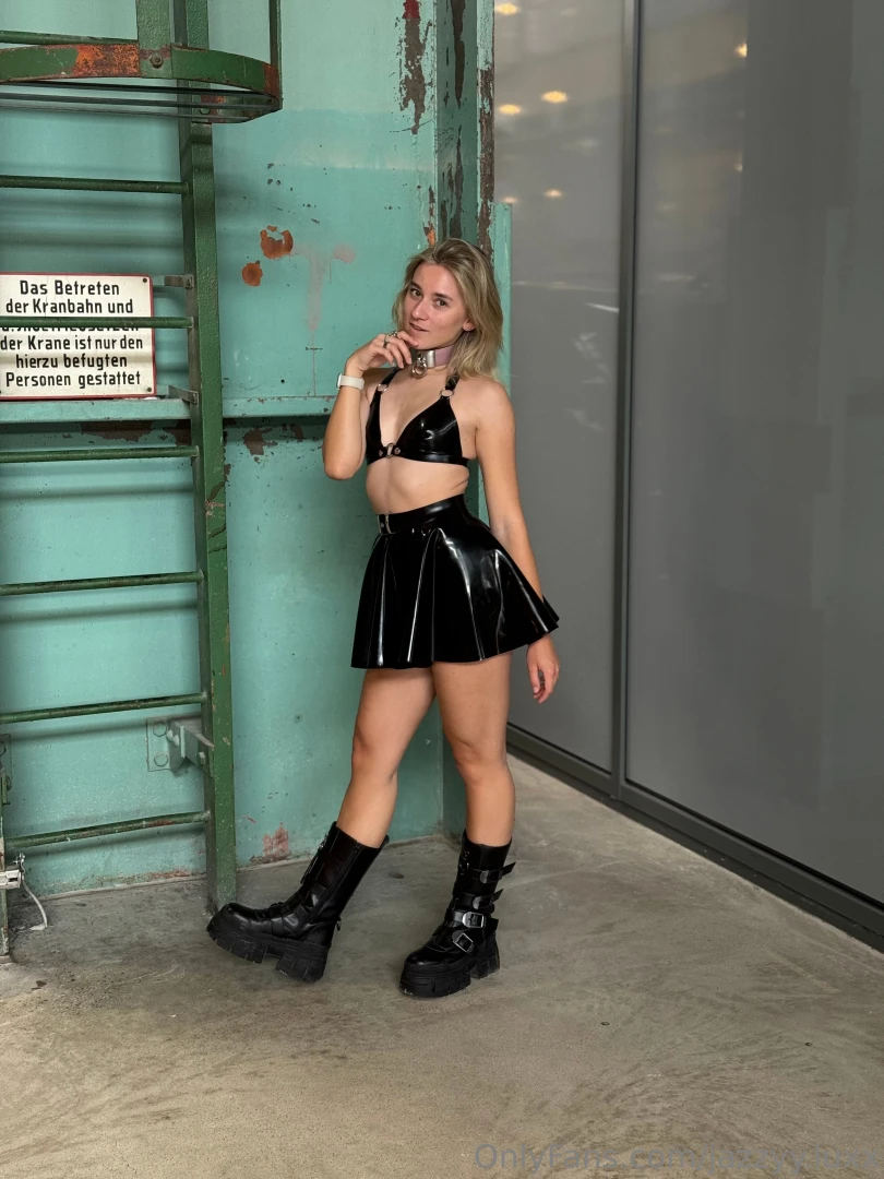 Latex rock bikini oberteil und buffalo boots latex skirt bikini top 