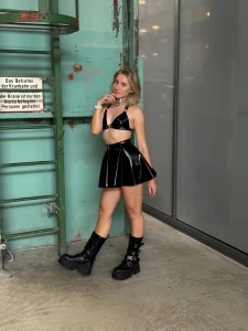 Latex rock bikini oberteil und buffalo boots latex skirt bikini top