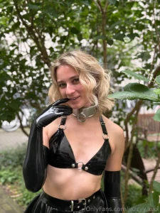 Mit latex handschuhen und bikini oberteil in einem h bschen innenhof