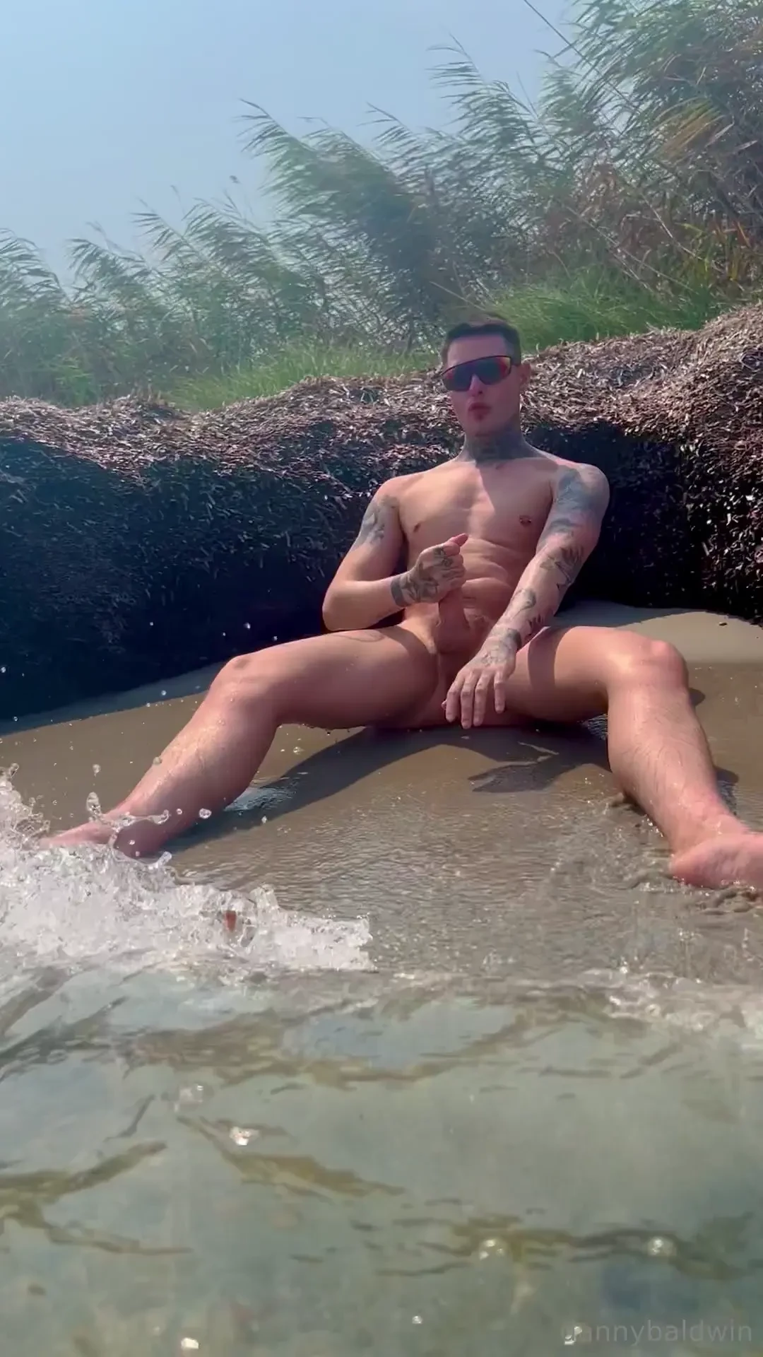 I get so horny being naked on the beach that i have to wank for you 