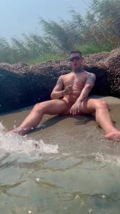 I get so horny being naked on the beach that i have to wank for you