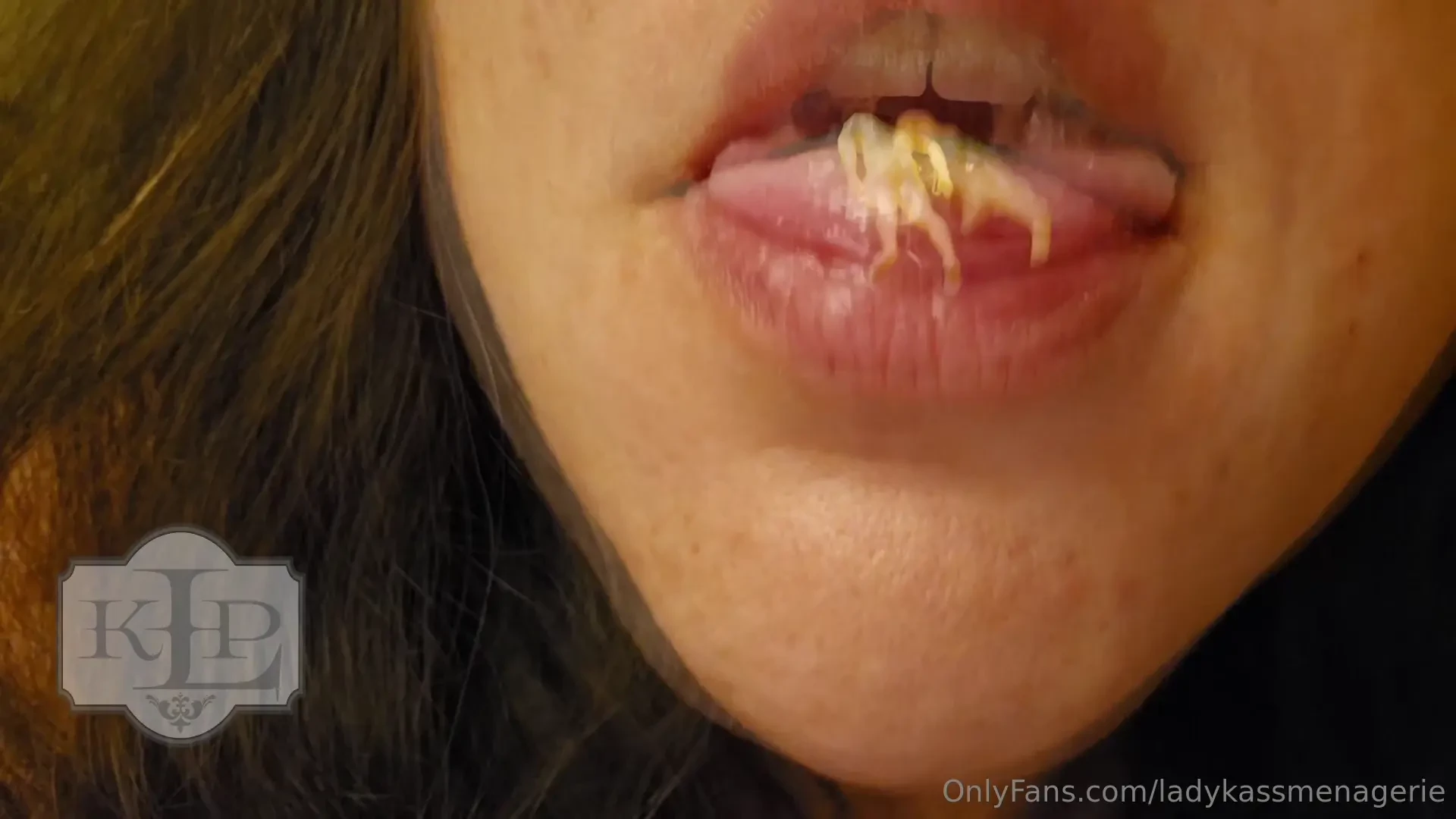 2mins this tiny naked peasant needed a roll around my warm frothy 