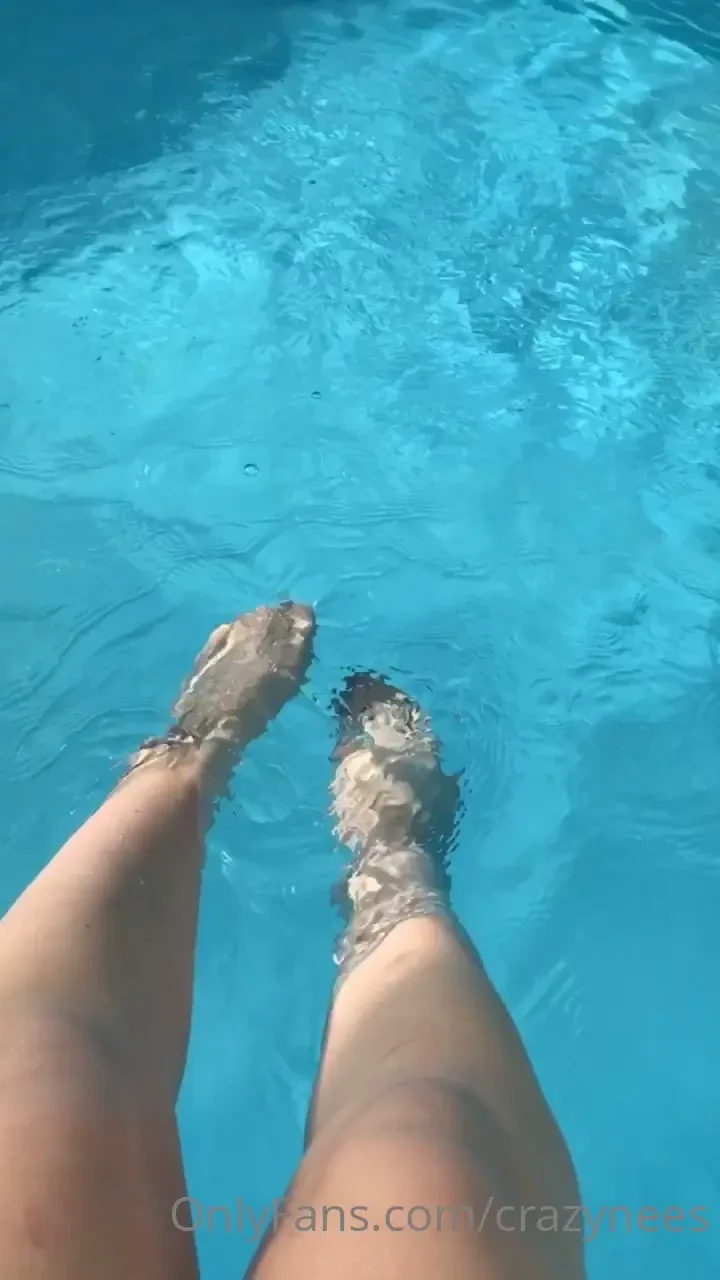 Another sunny day so i see it today for another day by the pool 