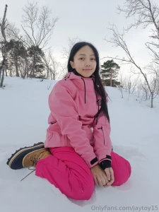 Come play in the snow daddy its very cold but maybe you know a trick