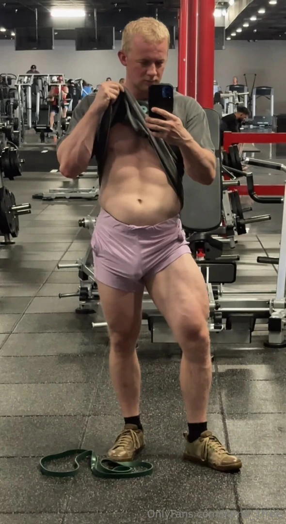 Totally just unashamed showing off in the gym on tiktok rn 