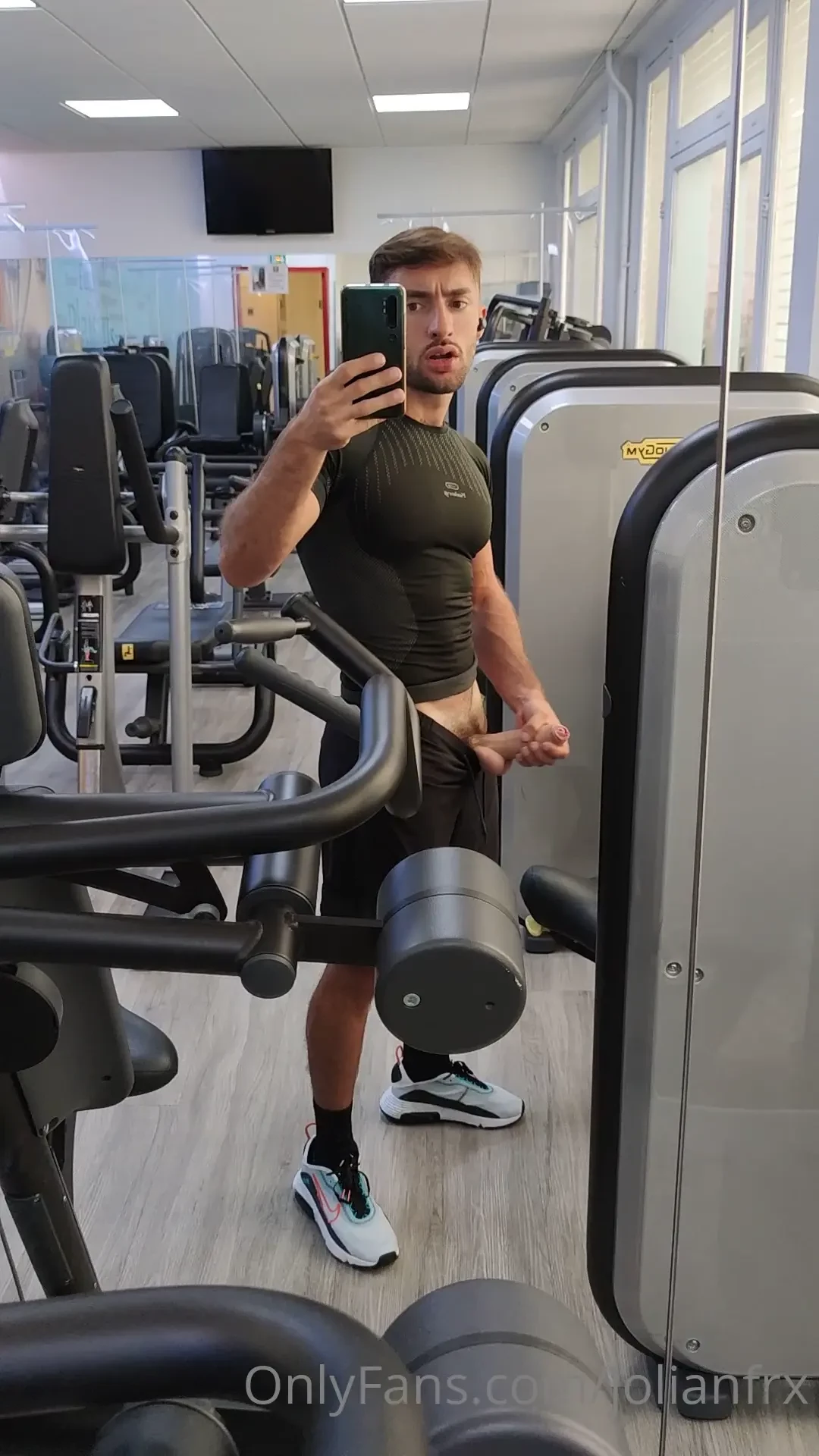 Horny at the gym i need someone to suck it 