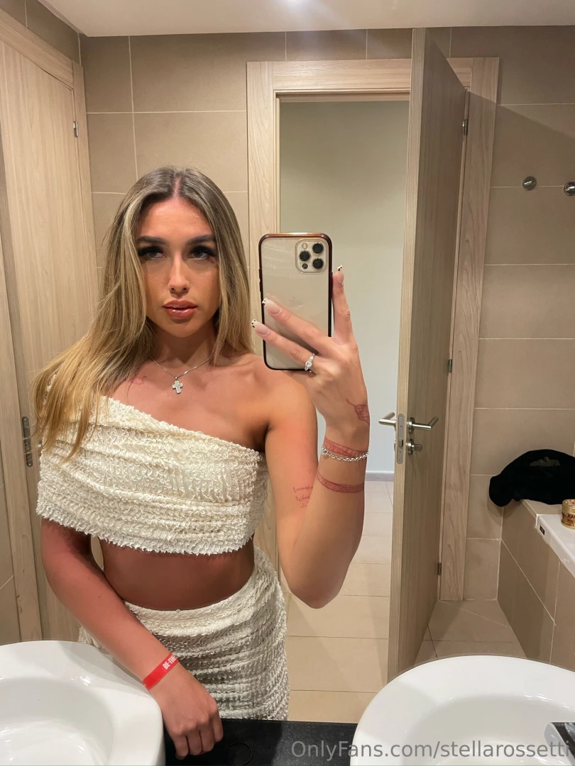 Me and my love for mirror selfies 