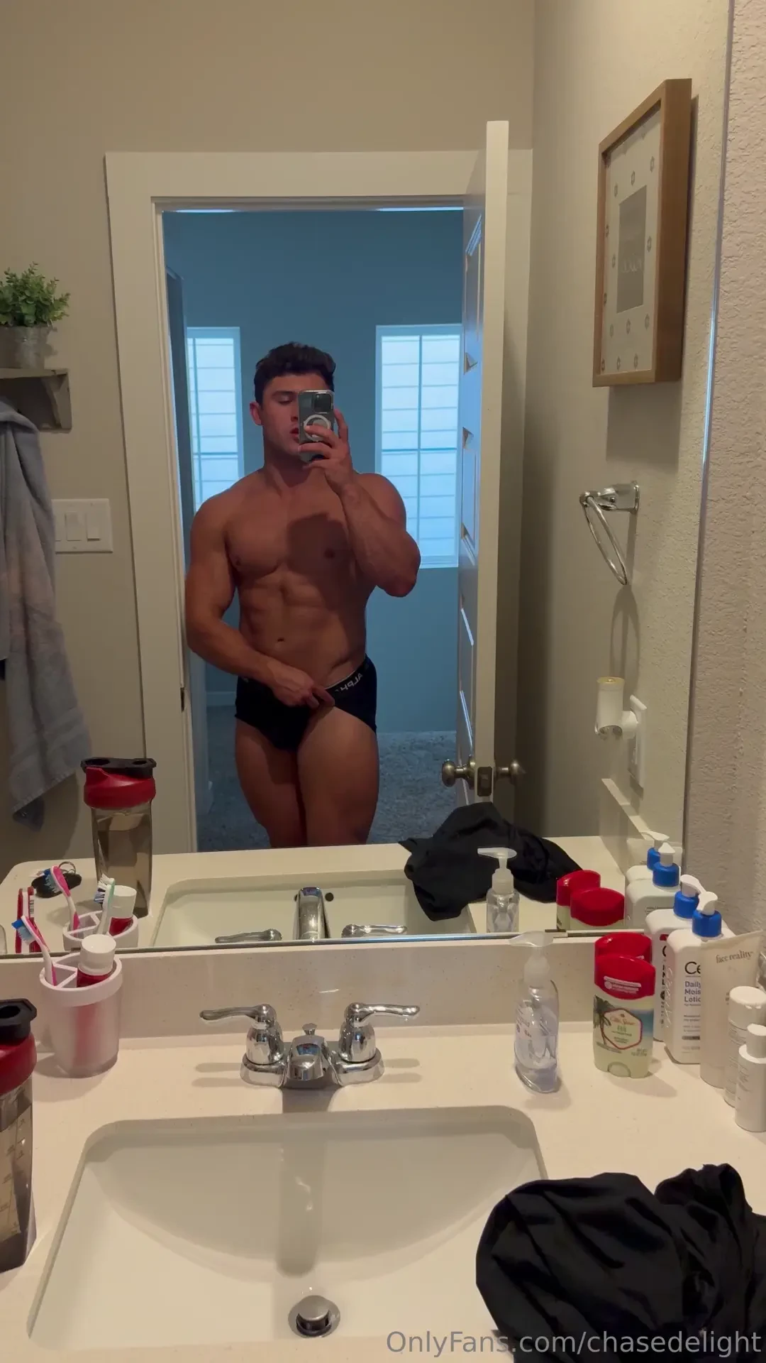 Little physique update for yall feeling more confident in my physique 