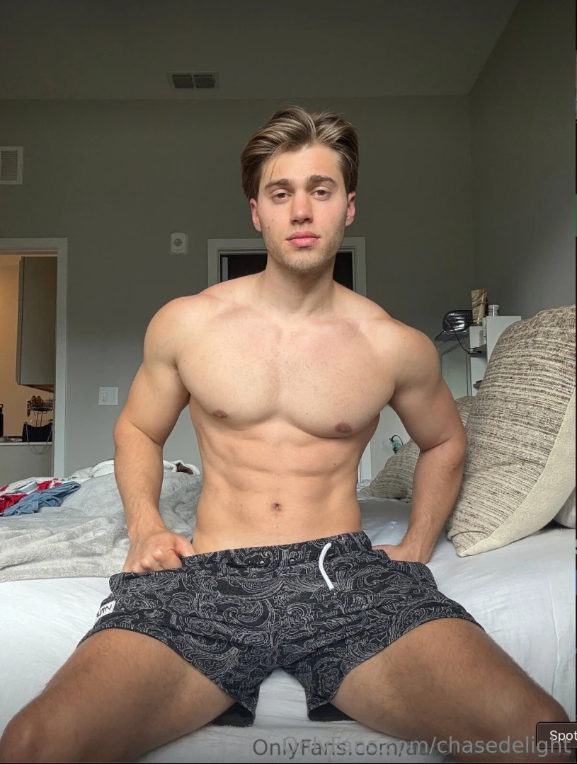 Y all need aaronaesthetics on your feed asap 