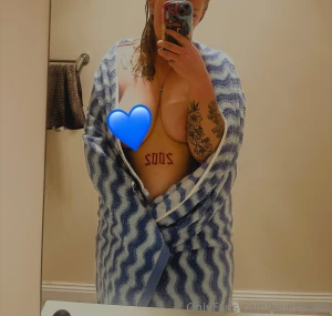 Fresh out of the shower and feeling hot want to see more hit me up and