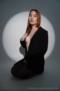 Standing still but setting the whole room on fire this black fit was