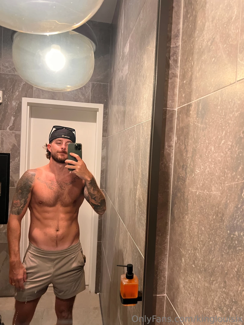 Just vibing in different mirrors 