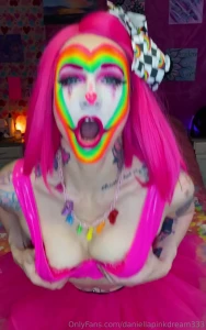 Honk if you love clowngirls daniellapinkdream