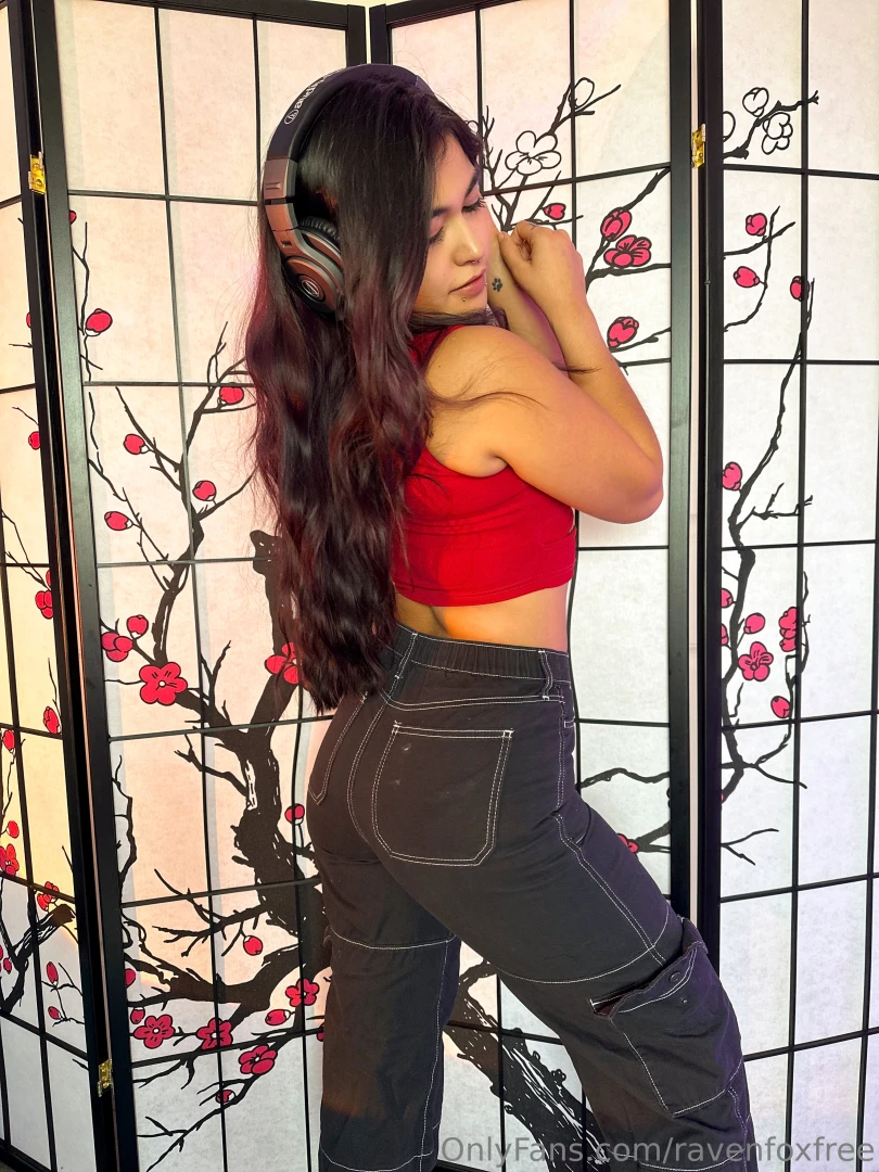 Check ur dms if you like lil slutty vixens 