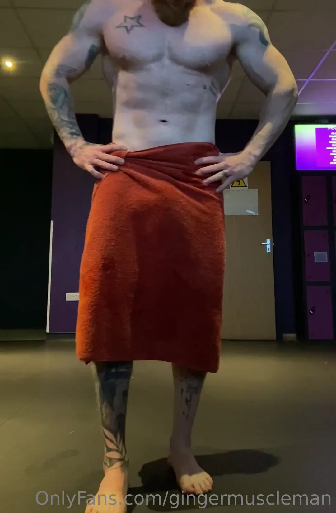 Who wants to see what s under the towel 