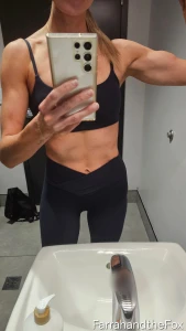 Flexn and flashn in the gym bathroom mirror part 1