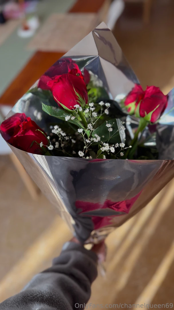Give me 10 to buy me flowers and i ll give you a juicy 15-minute part 1 