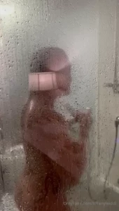 Un voyeur pendant que je prends ma douche
