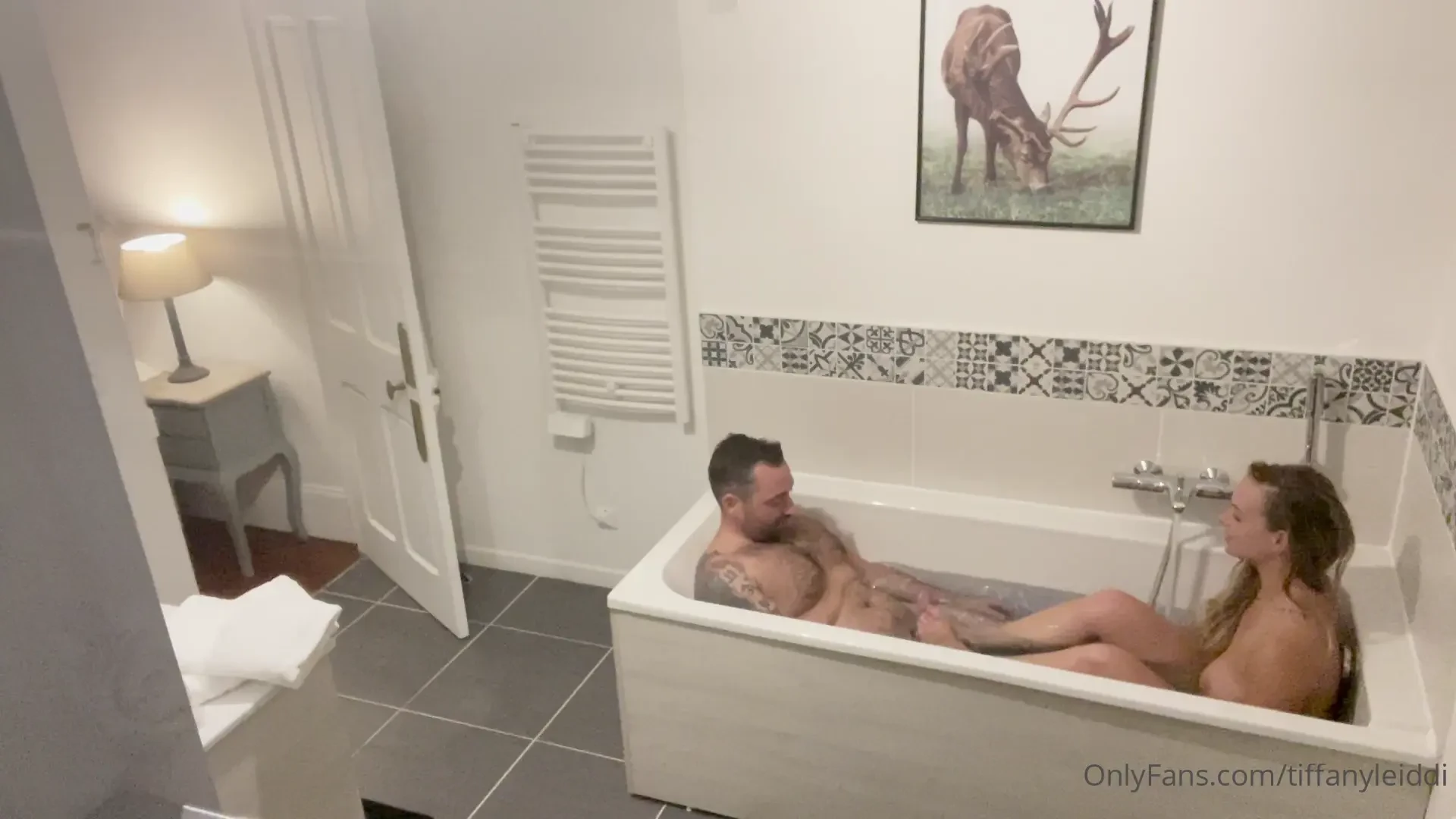 Footjob pipe et baise dans la baignoire 