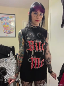 Aaaaaaaa im so drunk and horny and my roomates r all still awake and i