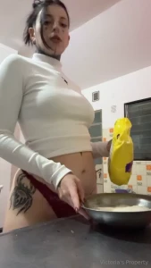 This mistress is cooking a lil luch can you guess what im gonna make
