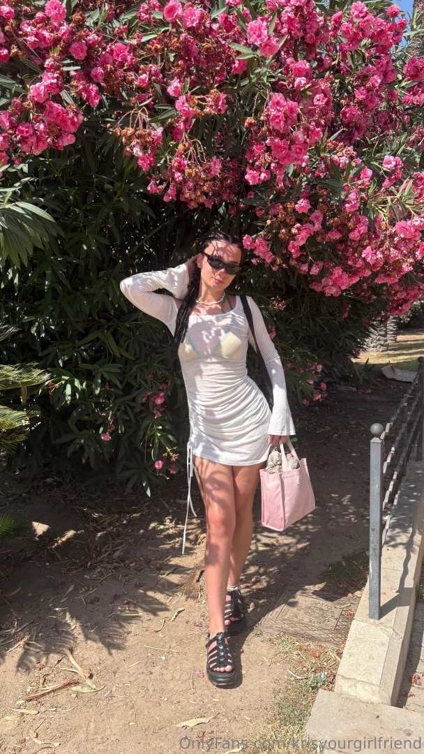 I m the prettiest flower here 