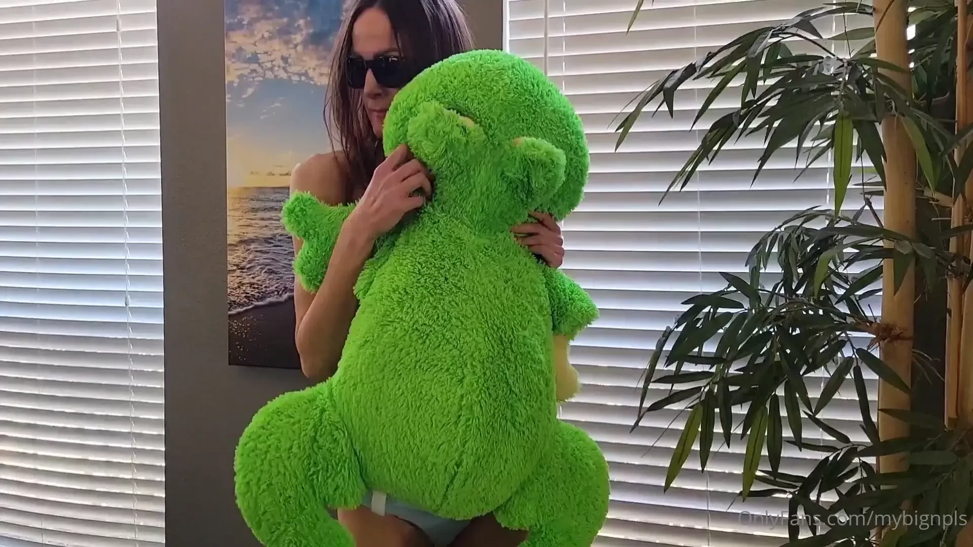Love a sexy frog dance 