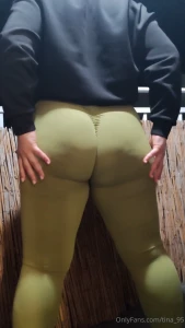 Who wants to take off my leggings