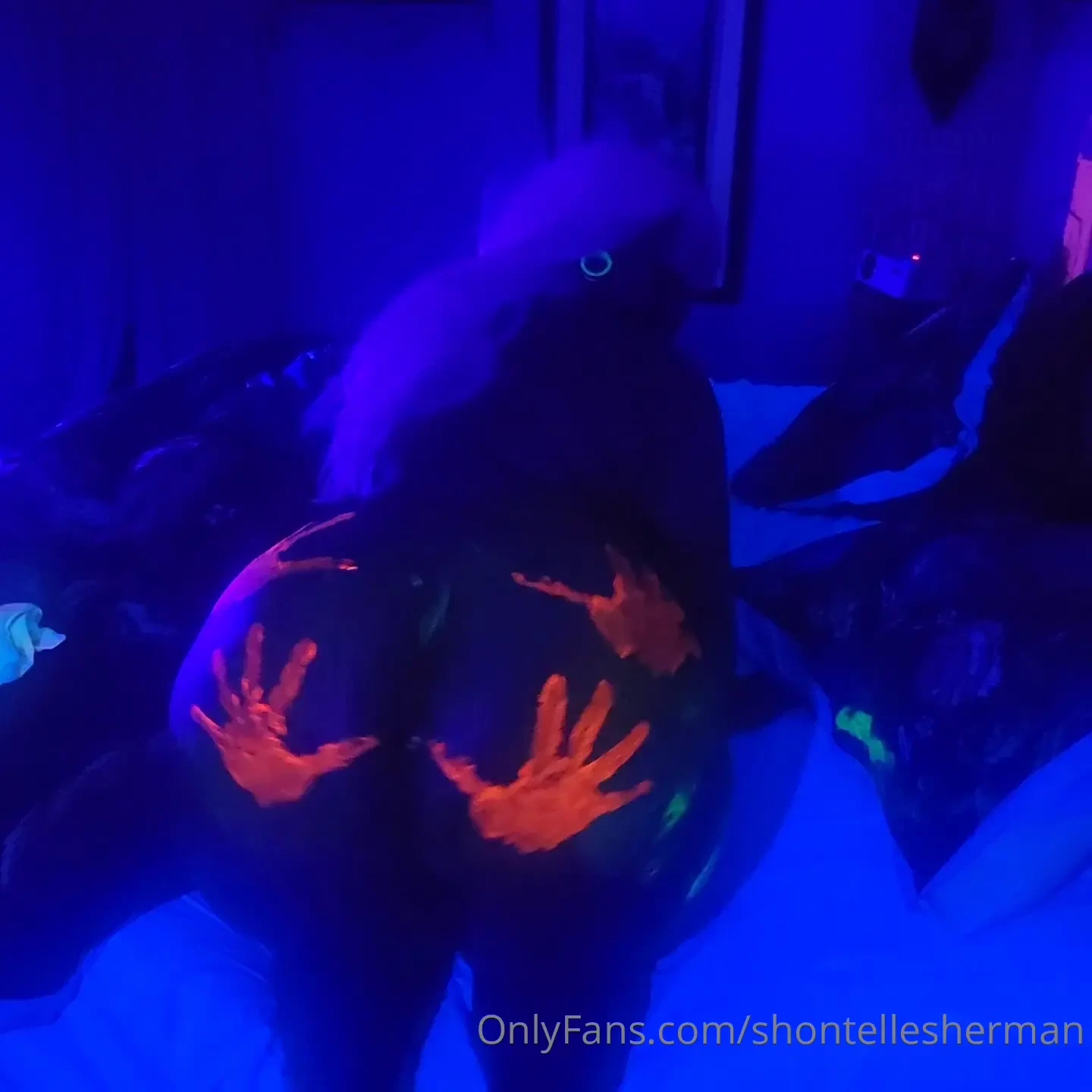 Yall wanna see more black light scenes 