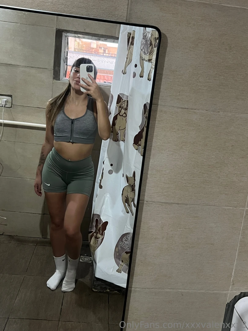 I love going to the gym i love working my glutes and legs a lot 