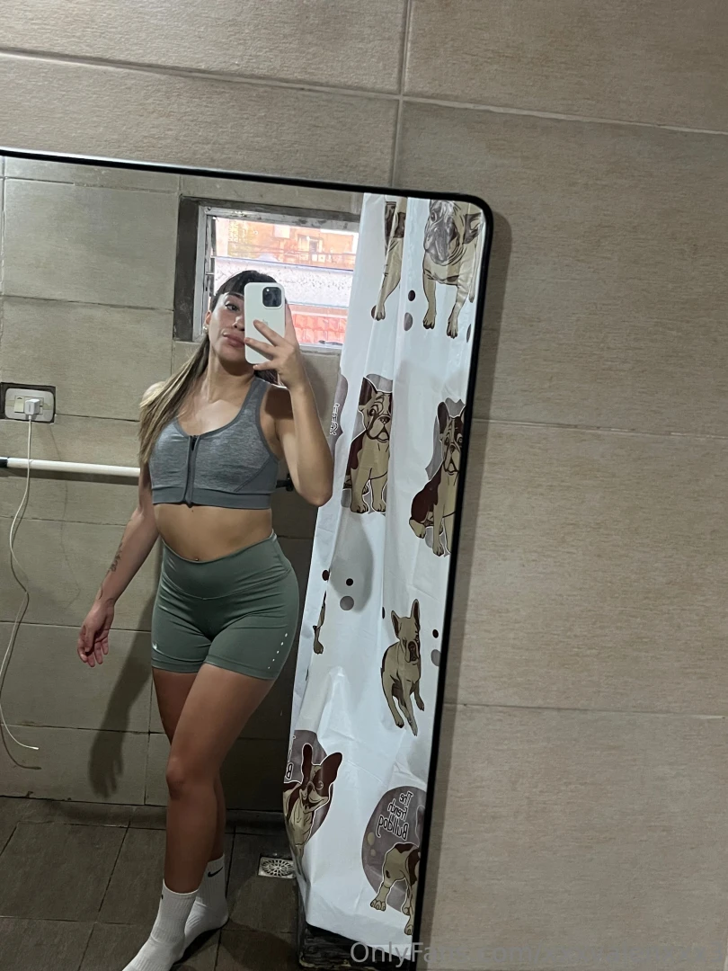 I love going to the gym i love working my glutes and legs a lot part 1 