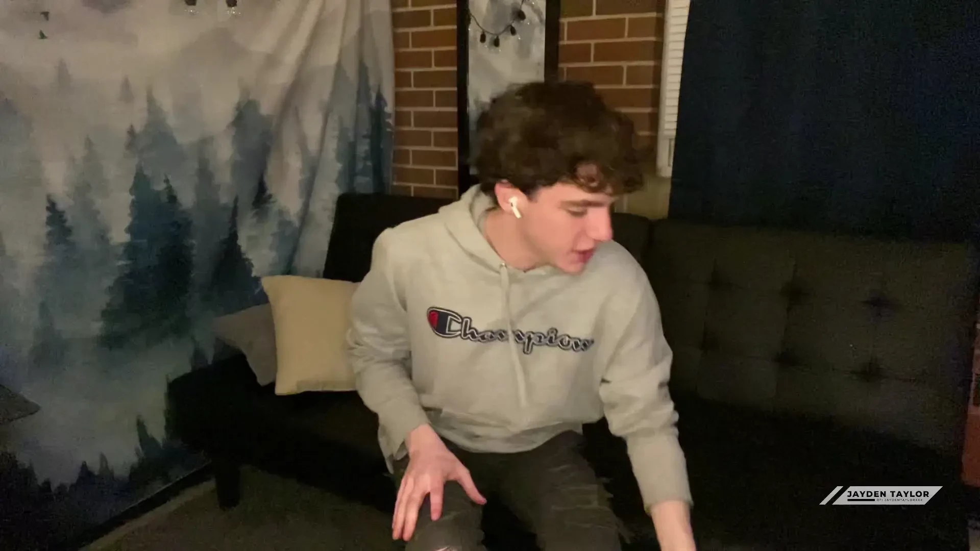 Jerking and cumming after a hard workout 