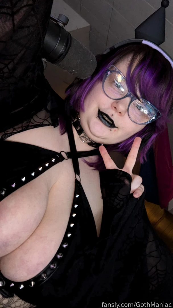 Earliers stream was amazing i love being spoiled it makes me so horny 