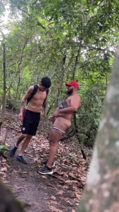 Me estaba masturbando mientras pasaba gente y un chico me termino