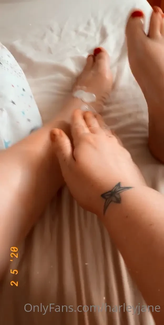 Love to moisturise my pretty little toes 