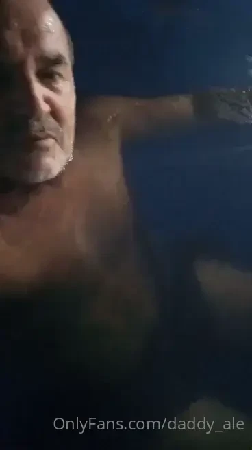 Buenas noches que linda la pileta de noche 