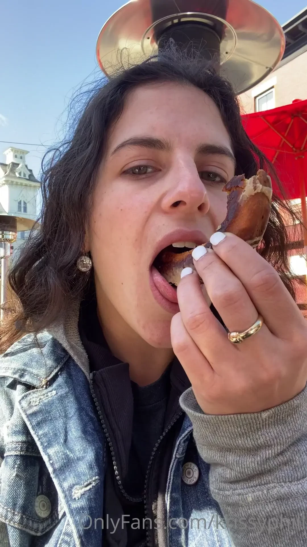 I don t have tonsils foodfridays i m hungryyyy does anyone want to buy 